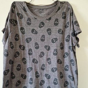 Torrid T-shirt size 3x 22 / 24  skulls grey